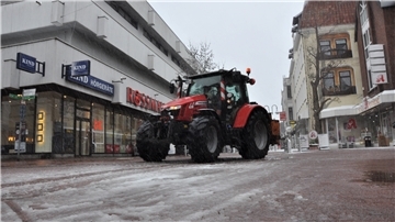 Bei gefährlichen Wetterlagen wie am Montagmorgen sind Bauhof und Straßenmeisterei gefordert.