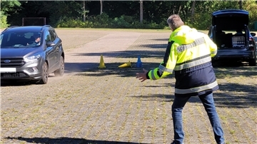 Bei Geschwindigkeiten von 30, 50, 60 und 90 Kilometern pro Stunde wurden Vollbremsungen geübt.