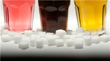 Bei gesüßten Erfrischungsgetränken hat sich laut einer Untersuchung ein zunächst deutlicher Rückgang der Zuckergehalte zuletzt nicht fortgesetzt.
