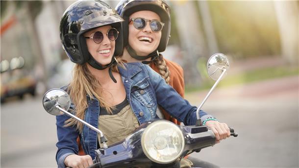 Wendige Flitzer: So fährt man sicher auf dem Motorroller Bei gutem Wetter ist auf dem Motorroller Fahrspaß garantiert.