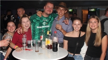 Menschen feiern und trinken beim Hagener Herbstmarkt