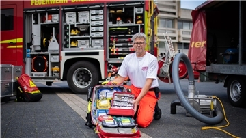 Mathias Ellerbeck, Ärztlicher Leiter des Rettungsdienstes bei der Feuerwehr Bremerhaven, zeigt einen Notfallrucksack.