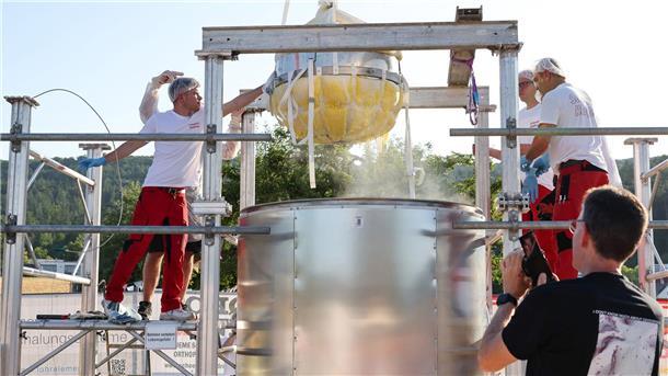 Wombacher kochen 465 Kilogramm schweren Rekord-Kloß Bei ihrem 700-Jahr-Jubiläum haben die Einwohner von Wombach in Unterfranken einen rund 465 Kilo schweren Kartoffelkloß hergestellt.