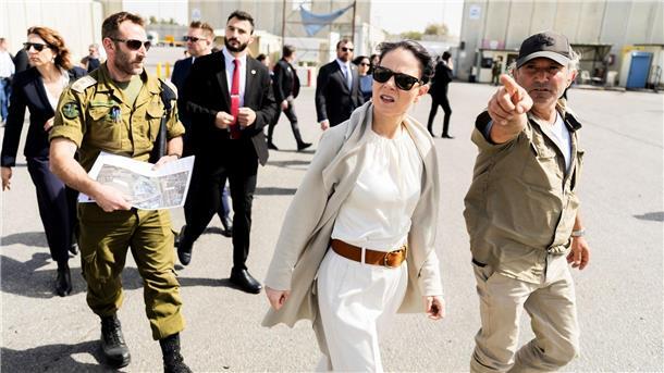 Bei ihrem Besuch in Israel schaut sich Annalena Baerbock die Abfertigung von Hilfsgütern am Grenzübergang Kerem Schalom im Süden des Landes an.