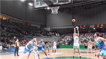 Ein Basketballer tritt zum Freiwurf an. Eine Szene aus einem Spiel der Eisbären Bremerhaven.