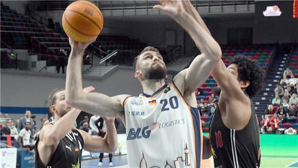 Bei ihrem letzten Auftritt in Bremen gewannen die Eisbären mit Hendrik Drescher (Mitte) gegen die Artland Dragons in der ÖVB-Arena.
