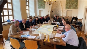 Bei ihrer jährlichen Tagung in Stralsund vertieften sich die Hafenkapitäne in eine Übung, bei der ein havariertes Schiff einen Notliegeplatz benötigte.
