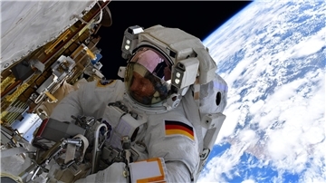 Bei längeren Außeneinsätzen landet bei Astronauten mal was in der Windel. (Archivbild)