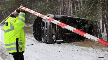 Bei Malchow in Mecklenburg-Vorpommern liegt ein Transporter neben der Autobahn A19 im verschneiten Wald.