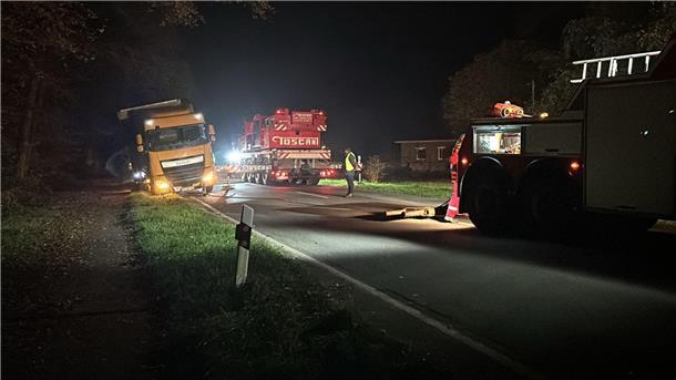 Unfall auf der L135 bei Midlum: Lkw kommt von der Landstraße ab Bei Midlum ist ein Lkw von der L135 abgekommen. Er musste mit einem Kran geborgen werden.