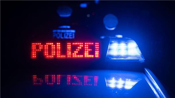 21-Jährige bei Niebüll getötet - Polizei sucht Zeugen Bei Niebüll in Schleswig-Holstein ist die Leiche einer 21-jährigen Frau gefunden worden.