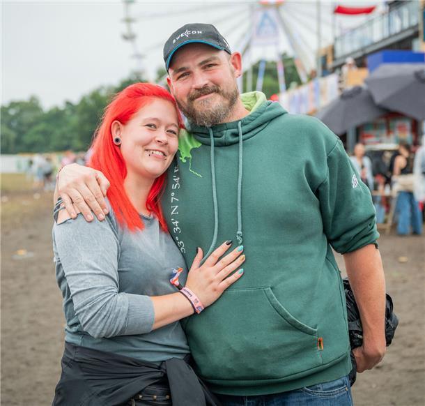 Deichbrand 2023: Das sind die verliebtesten PAARE auf dem Festival (Fotos) Bei Niels und Nathaly spürt man direkt, wie nahe sie sich sind.