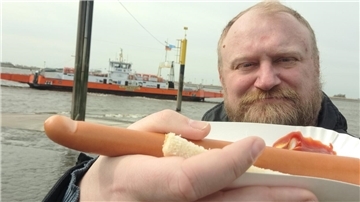 Bei ordentlich Wind probiert NZ-Redakteur Jan Iven die Original-Bockwurst von der Schnellfähre Brake-Sandstedt