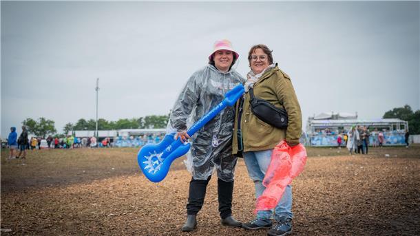 Bei Regen müssen die echten Gitarren im Zelt bleiben - aber zum Glück gibt es eine alternative auf wasserfestem Plastik.