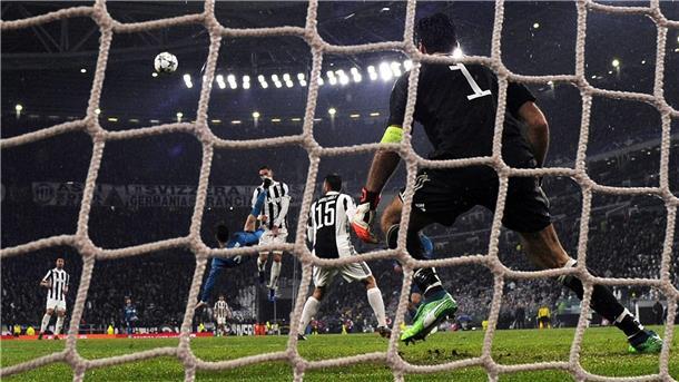 Ronaldo: Bin der Beste - trotz einiger schlechter Trainer Bei seinem spektakulären Fallrückzieher beim Sieg von Real Madrid gegen Juventus Turin soll Ronaldo laut der spanischen Sportzeitung „Marca“ den Ball in 2,38 Metern Höhe getroffen haben.