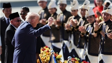 Bilder des Tages Bei seiner Ankunft in Malaysia tanzt US-Präsident Donald Trump-