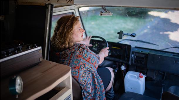 Bei seiner ersten kleinen Reise mit dem neuen Auto durch Schweden hat sich Yannik in einem schwedischen Wald verirrt. „Ich wusste, dass ich nach Nord-Osten muss. Um zurückzufinden, habe ich mich an der Sonne orientiert“, erzählt er.