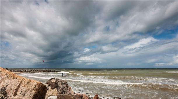 Bei solchen Wolken bleibt man doch lieber fern von dem Wasser. 