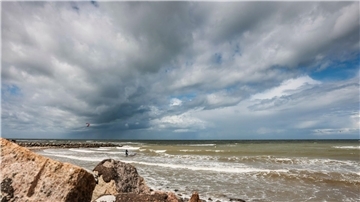 Bei solchen Wolken bleibt man doch lieber fern von dem Wasser. 