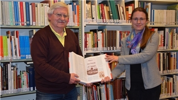 Bei Stadtarchivleiterin Dr. Julia Kahleyß und dem Historiker Dr. Dirk J. Peters laufen die Fäden für das Projekt Stadtlexikon Bremerhaven zusammen.
