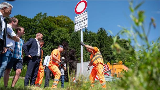 Bei Stau auf A8 künftig Nutzung von Ausweichrouten verboten Bei Stau muss man künftig auf der Autobahn bleiben: Zum ersten Mal in Deutschland gibt es im Landkreis Rosenheim künftig Durchfahrtsverbote für den Ausweichverkehr.