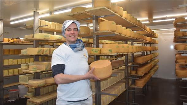 Zurück in den Discounter: Hofläden leiden unter Inflation Das Foto zeigt Stephanie Heidrich im Käselager.