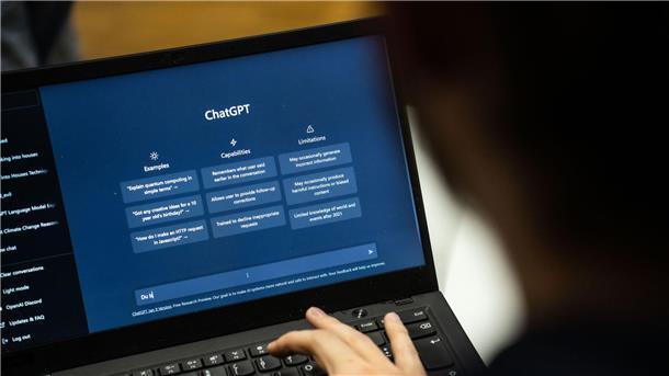 Neue EU-Regeln fordern Transparenz von ChatGPT & Co. Bei Verstößen gegen die neuen Regeln drohen Anbietern Geldstrafen von bis zu 15 Millionen Euro oder drei Prozent des gesamten weltweiten Jahresumsatzes. (Symbolbild)