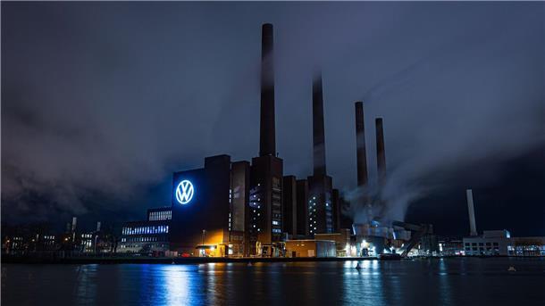 Bei VW in Wolfsburg drohen rote Zahlen - wegen der Probleme bei Porsche. (Archivbild)