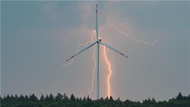 Wie ein Blitz entsteht Bei warmem und feuchtem Sommerwetter entstehen Blitze besonders häufig.