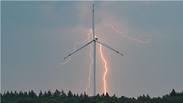 Bei warmem und feuchtem Sommerwetter entstehen Blitze besonders häufig.