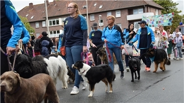 Bei wechselhaftem Wetter fand in Nordenham am Freitagabend der Stadtfest-Umzug statt. 22 Gruppen machten bei dem Zug durch die Innenstadt mit.