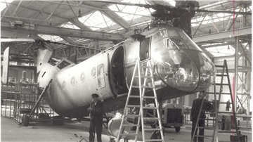 Bei Weserflug im April 1957: Gearbeitet wird an dem militärischen Transporthubschrauber Vertol H 21 mit Doppelrotorblättern.