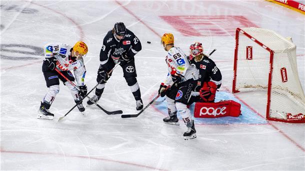 Nervenstarke Pinguins feiern den sechsten Sieg in Folge Beide Mannschaften arbeiteten hart vor dem gegnerischen Tor.