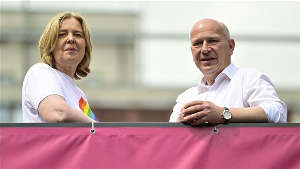 Hunderttausende feiern friedlichen CSD in Berlin Beide mit von der Partie: Berlins Regierender Kai Wegner (r.) und Bundestagspräsidentin Bärbel Bas.