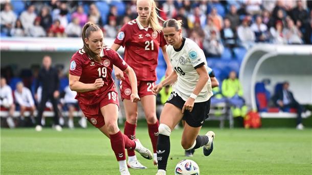 Beidfüßig und flink an den Gegenspielerinnen vorbei: Klara Bühl.