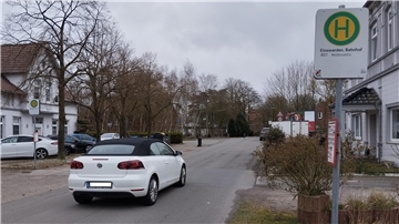 Ein Auto fährt über die Heiligenwiehmstraße in Einswarden. Dort sollen bald die Bushaltestellen ausgebaut werden.
