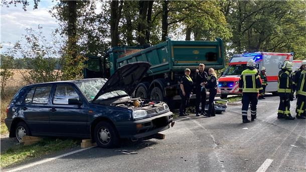 Fünf Verletzte bei schwerem Verkehrsunfall auf der B 71 Beim Abkommen von der Straße kollidierte der Lkw mit einem entgegenkommenden VW Golf.