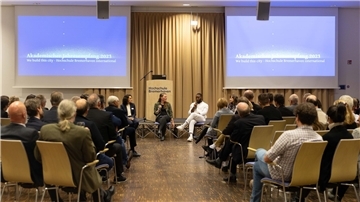 Beim Akademischen Jahresempfang der Hochschule Bremerhaven diskutierten Studierende, Dozentinnen und Dozenten sowie Gäste aus Politik und Wirtschaft über Chancen und Voraussetzungen für Internationalisierung.