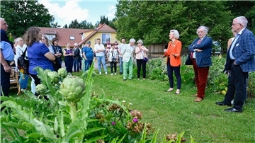 Beim anschließenden Rundgang stößt der „Schulgarten“ bei den Besuchern auf reges Interesse.