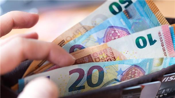 Ostrentner: Längere Antragsfrist bei Härtefallfonds geplant Beim Aufbau eines gemeinsamen Rentensystems nach der Wiedervereinigung waren einige Rentenansprüche aus DDR-Zeiten nicht berücksichtigt worden.