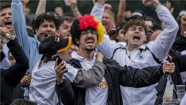 Public Viewing im Nordsee-Stadion: Bremerhavener Fußball-Fans in Trauer Beim Ausgleichstreffer in der 89. Minute setzte der Jubel ein.