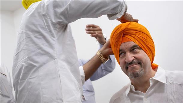 Kult oder Banalisierung: Söders gefährliche Gratwanderung Beim Auslandsbesuch in Indien lässt sich Söder einen Turban anlegen - ein perfektes Fotomotiv für die sozialen Netzwerke. (Archivbild)