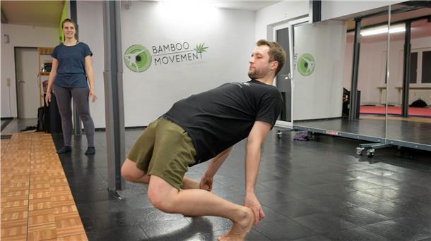 Ein Mann übt die Sporttechnik "Bamboo Movement" aus.