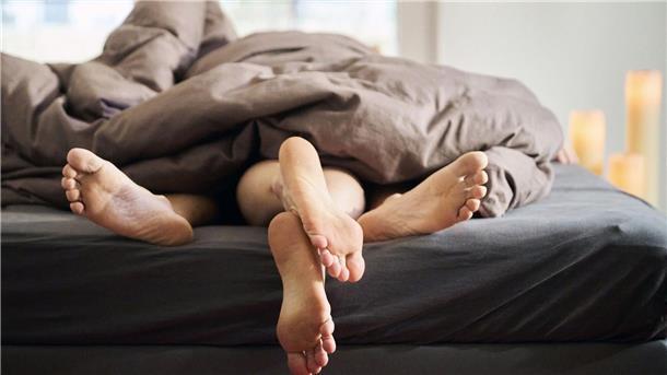 Rausziehen beim Sex - Wie sicher ist Coitus interruptus? Beim Coitus interruptus muss der Mann den Penis rechtzeitig vor dem Samenerguss rausziehen (Symbolbild).