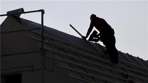 Dachdeckerin kritisiert öffentlich: Kunden wollen Auszubildende nicht bezahlen Beim Dachdecker-Unternehmen Wegner Bedachungen aus Loxstedt arbeiten insgesamt 17 Mitarbeiter. Fünf davon sind Auszubildende.