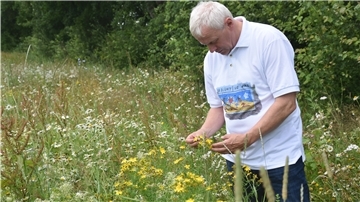 Beim Deutschen Milchkontor in Zeven haben Andreas Pape (Foto) und Mario Löhden Wildblumen ausgesät, eine Nisthilfe für Insekten aufgestellt und einen Erdhaufen aufgeschüttet, in dem zum Beispiel Sandbienen nisten können.
