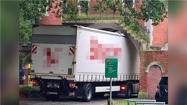 ein Lastwagen fährt durch ein Tor