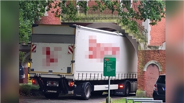 ein Lastwagen fährt durch ein Tor
