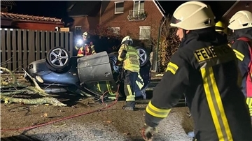 Beim Eintreffen der Rettungskräfte lag der VW Polo auf dem Dach.