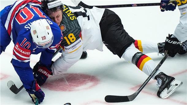 Stärke zeigen gegen den Weltmeister Beim Eishockey wird der Kampf um den Puck auch schon mal ruppig.